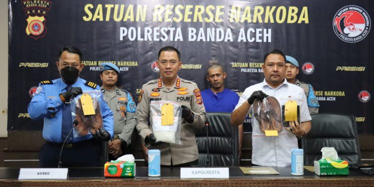 Gagal Terbang, Dua Warga Bogor Tertangkap Selundupkan 900 Gram Sabu di Sandal
