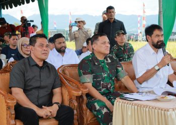 Syech Muharram Dampingi Gubernur Aceh Panen Raya Serentak Nasional di Gampong Lam Carak Seulimeum
