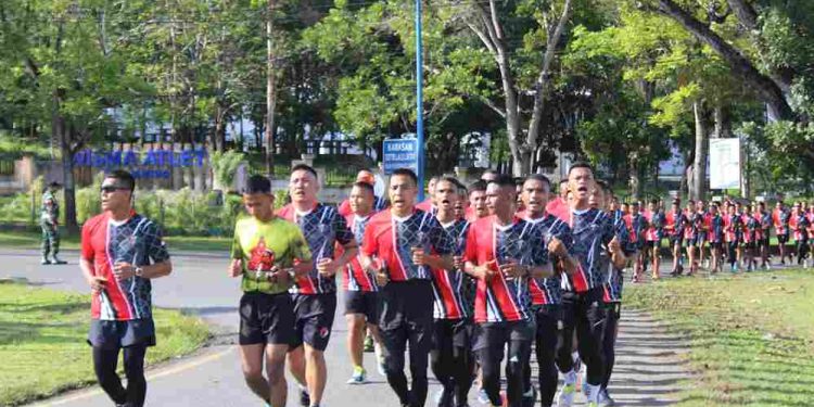 Yonif 117/KY Gelar Lari Gembira di Kota Jantho, Perkuat Semangat dan Konsistensi Latihan Para Prajurit