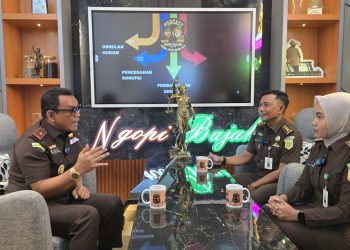 Perkuat Edukasi Hukum, Kajati Aceh Resmikan Podcast “Ngopi Bajak”