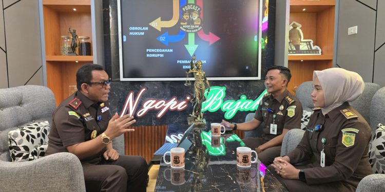 Perkuat Edukasi Hukum, Kajati Aceh Resmikan Podcast “Ngopi Bajak”