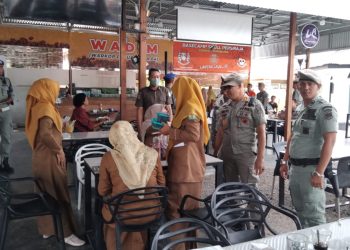 Setelah Siswa, Satpol PP dan WH Aceh Tertibkan 12 Guru PNS di Warkop