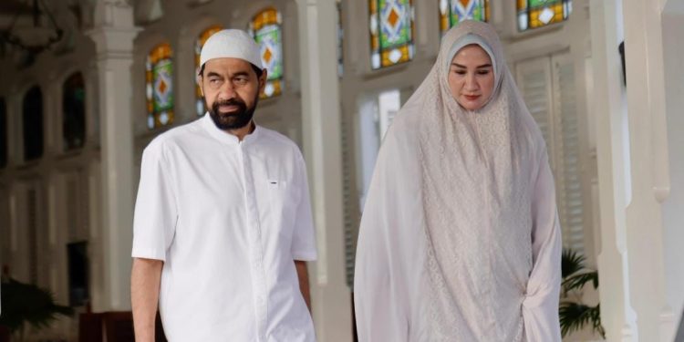 Mualem Salat Iduladha di Masjid Raya Baiturrahman Bersama Istri