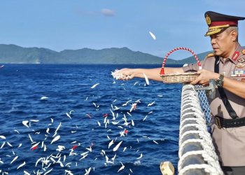 Peringati Hari Bhayangkara, Wakapolda Aceh Pimpin Upacara Tabur Bunga di Atas Kapal Wisanggeni 8005