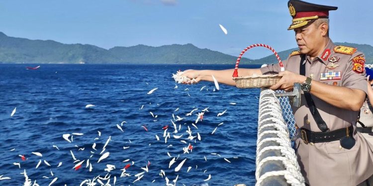 Peringati Hari Bhayangkara, Wakapolda Aceh Pimpin Upacara Tabur Bunga di Atas Kapal Wisanggeni 8005