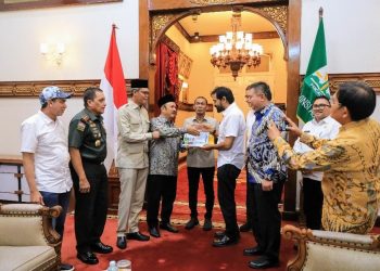 Mualem Serahkan Usulan Pembangunan Terowongan Geurutee ke Menteri PPN/Bappenas