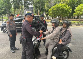 Tim Patroli KRYD Polda Aceh Pasang Bendera Merah Putih pada Kendaraan Warga