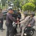 Tim Patroli KRYD Polda Aceh Pasang Bendera Merah Putih pada Kendaraan Warga