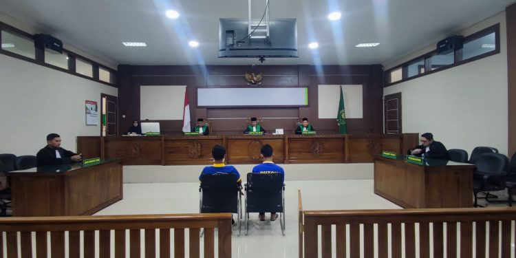 Dua Pria Gay di Banda Aceh Dihukum Cambuk 80 Kali karena Melanggar Qanun Jinayat