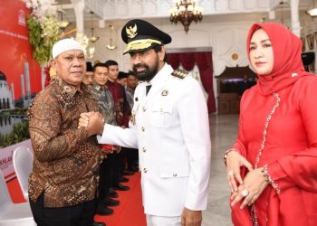 Peringatan HUT RI ke-80, Gubernur Aceh dan Istri Serahkan cendera mata pada Keluarga Pahlawan