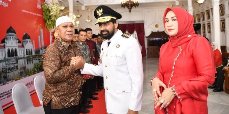 Peringatan HUT RI ke-80, Gubernur Aceh dan Istri Serahkan cendera mata pada Keluarga Pahlawan
