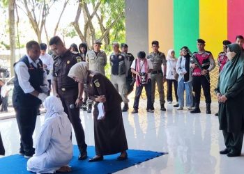 Kejari Banda Aceh Laksanakan Uqubat Cambuk Terpidana Jarimah Zina, Ikhtilat, Khalwat, dan Maisir