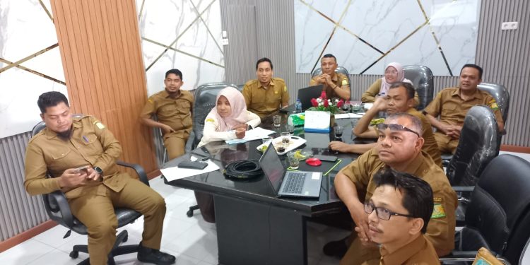 Tim Diskominfo Aceh Besar Latih Operator DPMG dan DLH Terkait E-Office