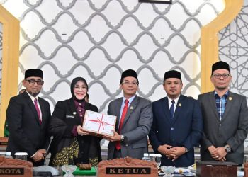 Wali Kota Serahkan Rancangan Qanun Perubahan APBK 2025 ke DPRK Banda Aceh