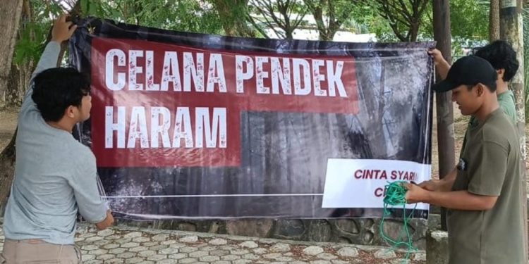 USK Tegakkan Syariat Islam di Kampus, Pasang Spanduk “Celana Pendek Haram”