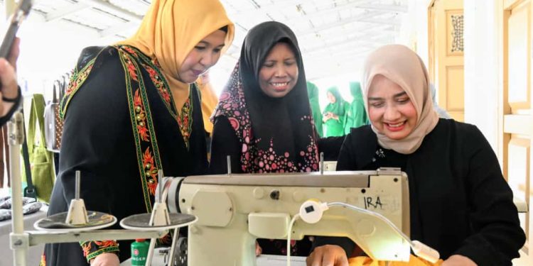 Darwati A. Gani Kunjungi Sentra IKM Dekranasda Aceh Besar, Apresiasi Produk Unggulan Lokal