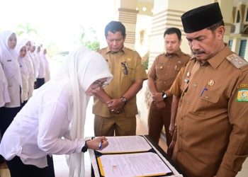 Serahkan 101 SK PPPK Tahap II dan CPNS Lulusan IPDN, Wabup Aceh Besar Ajak ASN Tingkatkan Disiplin dan Syukuri Amanah