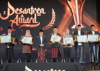 Mualem Raih Penghargaan Nasional sebagai Kepala Daerah Peduli Pesantren