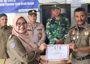 Satpol PP dan WH Aceh Besar Beri Penghargaan kepada Satlinmas Lampermai