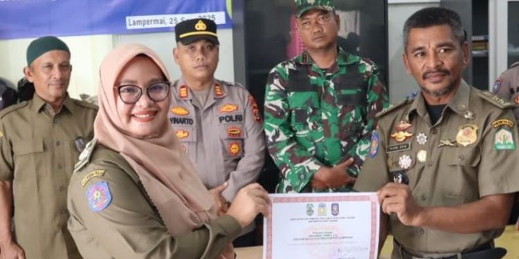 Satpol PP dan WH Aceh Besar Beri Penghargaan kepada Satlinmas Lampermai