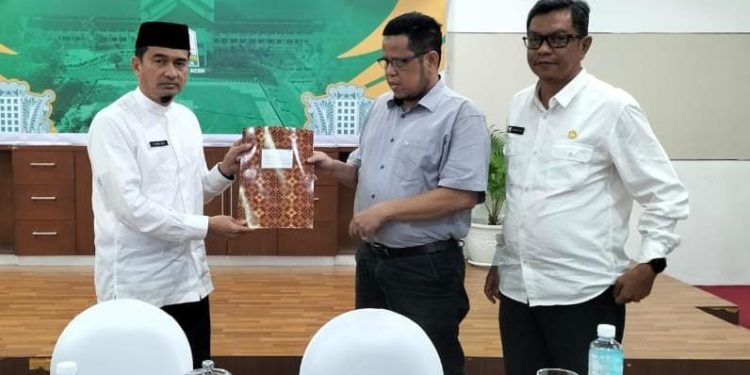 Ketua PPDI Aceh Serahkan Bahan Pertimbangan Pembentukan Pergub Turunan Qanun Disabilitas