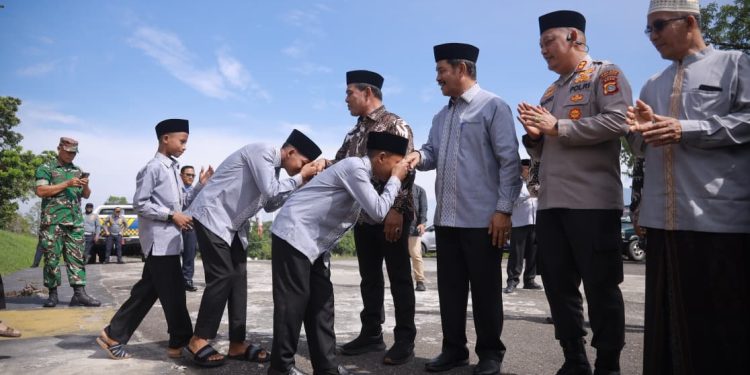 Bupati Syech Muharram Lepas Kafilah Aceh Besar ke MTQ XXXVII, Target Juara Umum dan Jadi Tuan Rumah Berikutnya