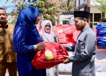Ketua TP PKK Kak Na Silaturrahmi dan Salurkan Bantuan ke Dayah Babul Maghfirah