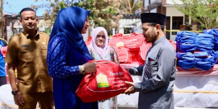 Ketua TP PKK Kak Na Silaturrahmi dan Salurkan Bantuan ke Dayah Babul Maghfirah