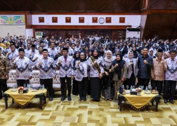Dikukuhkan Sebagai Ibunda Guru Aceh, Kak Na Siap Dukung Perjuangan Guru