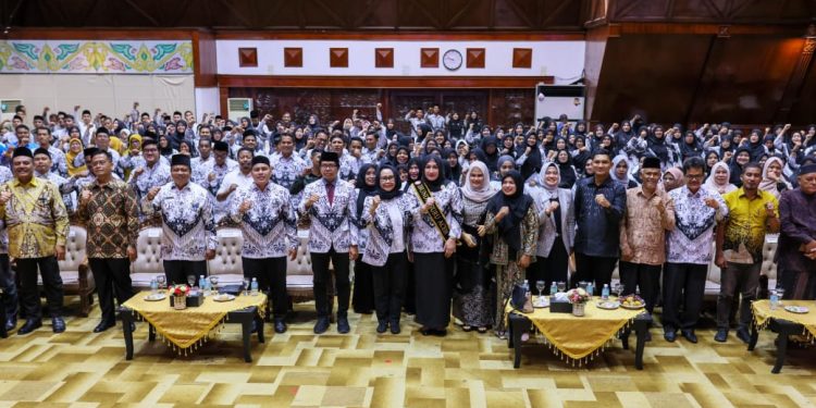 Dikukuhkan Sebagai Ibunda Guru Aceh, Kak Na Siap Dukung Perjuangan Guru