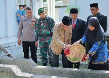 Sekda Aceh Besar Ziarah ke Makam Panglima Teuku Nyak Makam