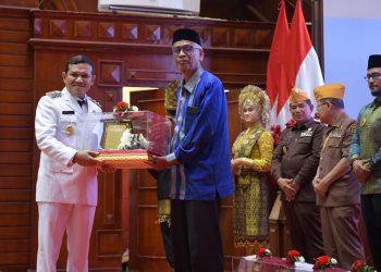 Wagub Fadhlullah Serahkan Bungong Jaroe kepada Keluarga Pahlawan Nasional dan Pejuang Kemerdekaan di Aceh