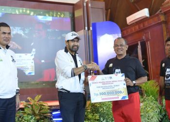 Momen Haru Mualem Kenang Abu Razak, Pada Malam Penganugerahan Atlet Berprestasi