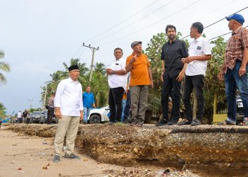 Mualem Tinjau Abrasi Parah di Lhok Puuk Aceh Utara: Kondisi Darurat, 38 Rumah Hilang Tanpa Jejak