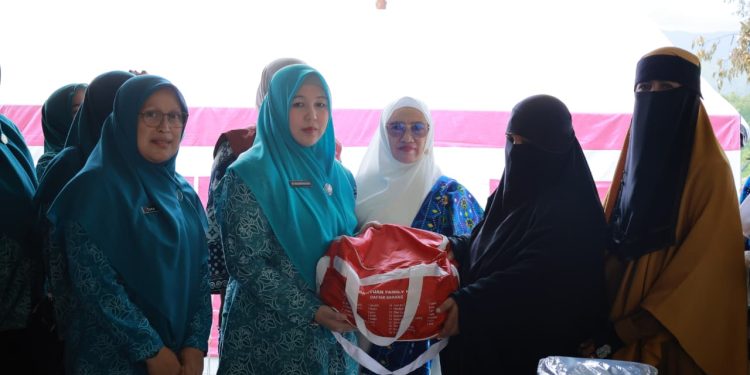 Ketua TP-PKK Aceh Besar Serahkan Bantuan Korban Kebakaran di Indrapuri