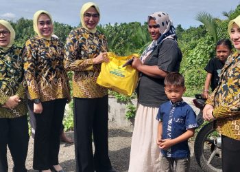 IAD Kejati Aceh Salurkan Puluhan Paket Sembako untuk Warga Kurang Mampu di Gampong Jawa