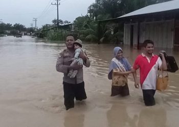 Polda Aceh Kerahkan Personel untuk Bantu Korban Banjir, Imbau Warga Tetap Waspada