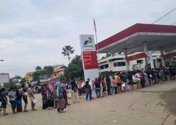 BBM Langka Pascabanjir, Ratusan Warga Kota Langsa Antre di SPBU Demi Setetes Bensin