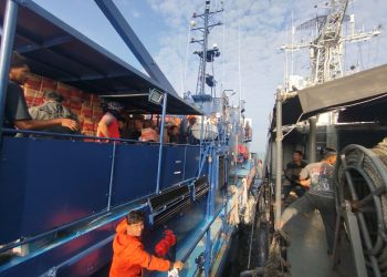 BC 30001 Lakukan Ship-to-Ship dengan KRI Sutedi Senoputro untuk Percepat Bantuan ke Langsa