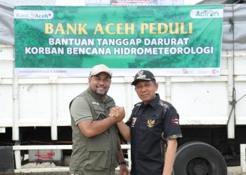 Dirut Bank Aceh Serahkan Paket Bantuan Untuk Korban Banjir di Kabupaten Pidie Jaya