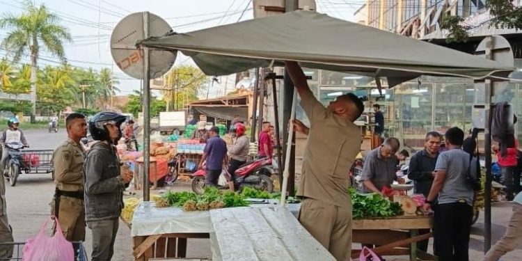 Satpol PP Aceh Besar Tertibkan PKL di Pasar Induk Lambaro, Sejumlah Lapak Dibongkar dan Barang Dagangan Diamankan ke Pos