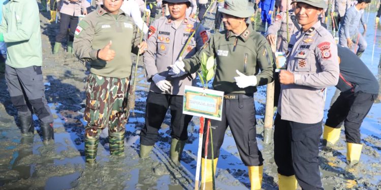Polda Aceh Tanam 10.000 Mangrove untuk Wujudkan Program Green Policing