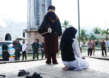 Pesta Seks dan Miras di Permukiman Warga, 7 Pelaku Dicambuk di Kota Jantho