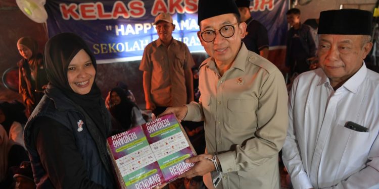 Wagub Aceh Dampingi Menteri Kebudayaan Kunjungi Seniman, Anak Yatim dan Warga Huntara di Aceh Tamiang