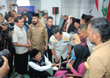 ‎Wagub Aceh Bersama Mendagri dan Mensos Serahkan Bantuan untuk Korban Bencana Aceh Timur