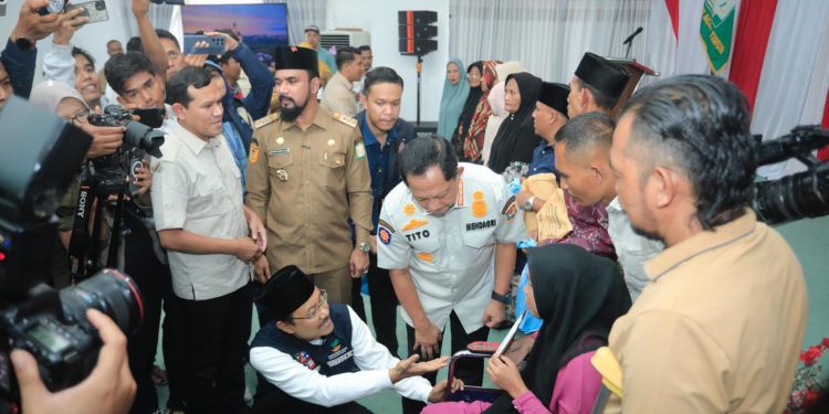 ‎Wagub Aceh Bersama Mendagri dan Mensos Serahkan Bantuan untuk Korban Bencana Aceh Timur