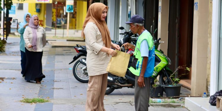 Kak Na Keliling Kota Berbagi Daging Meugang