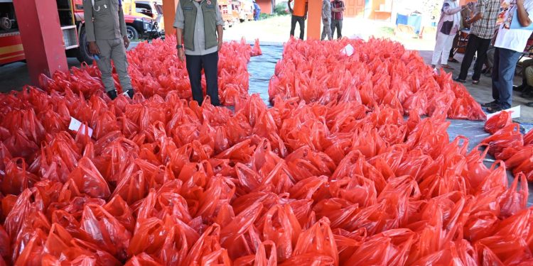 Pemkab Aceh Besar Salurkan Daging Bantuan Presiden untuk 905 KK Korban Banjir