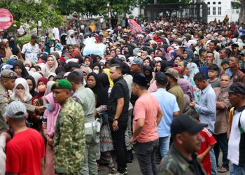 Seribuan Warga Padati Meuligoe Terima THR dari Mualem