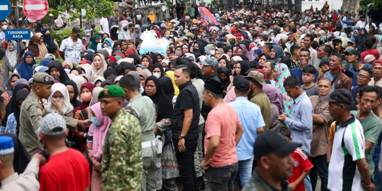 Seribuan Warga Padati Meuligoe Terima THR dari Mualem